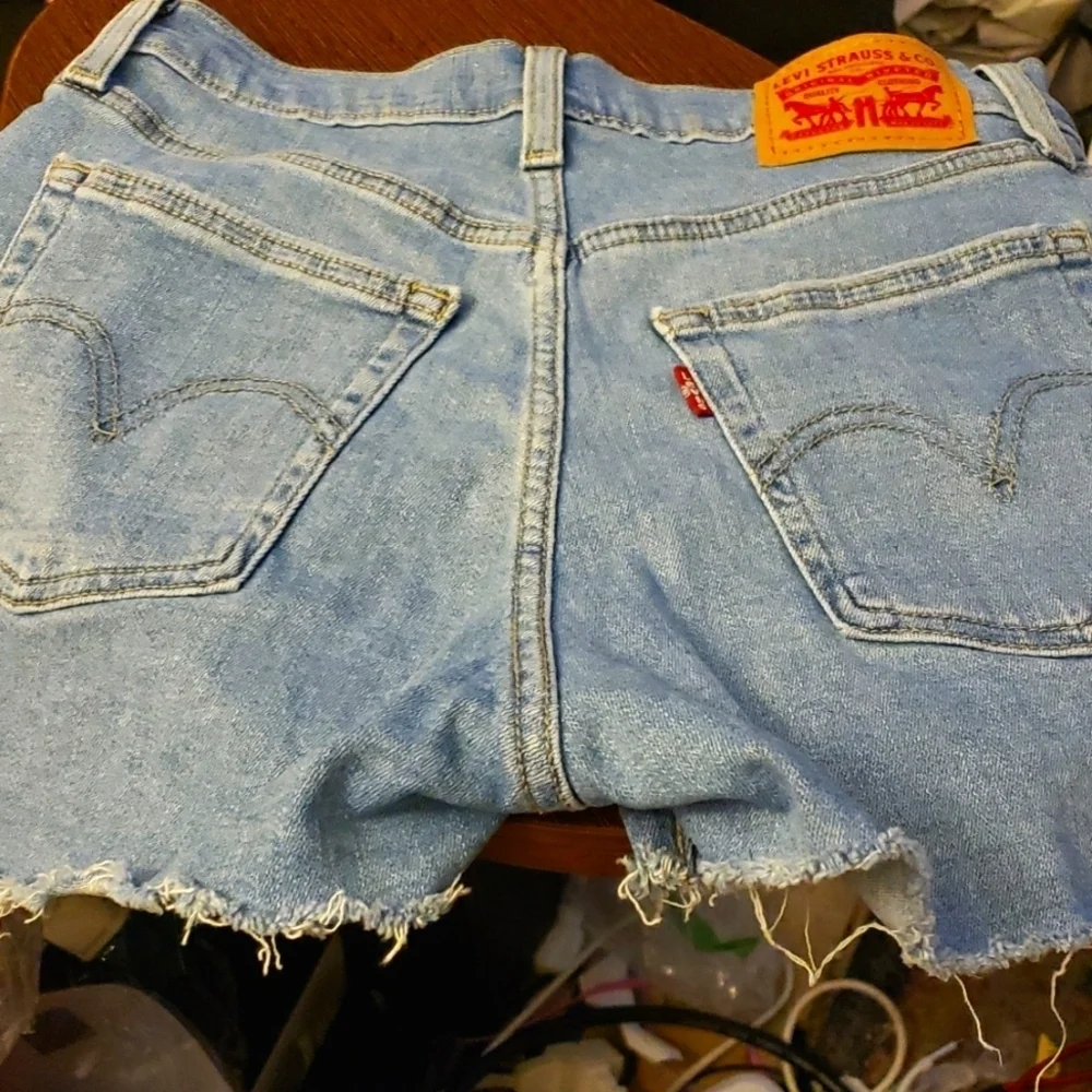 Levi's High Rise Shorts in Tribecca Scoop Light Wash Size 27